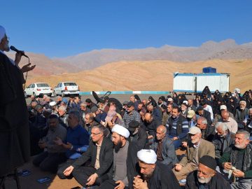 مراسم دعای نزول باران در طالقان: دستان مردم در دعا برای رحمت الهی