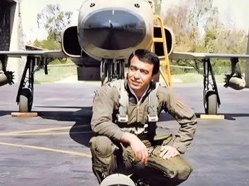 خلبانی که روایت جنگ را از دل آسمان نوشت