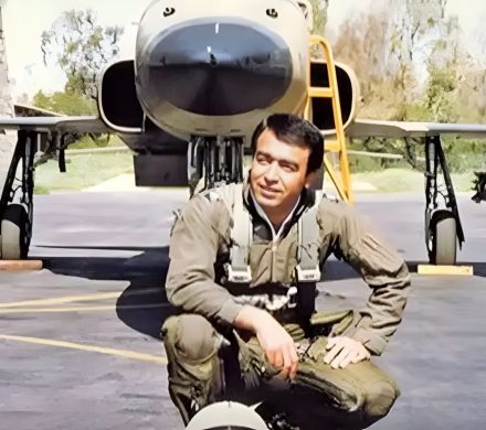 خلبانی که روایت جنگ را از دل آسمان نوشت