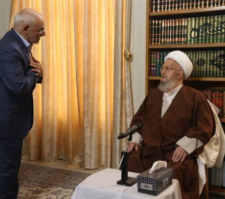 آیت‌الله مکارم شیرازی: دولت برای حل مشکلات اقتصادی برنامهٔ جدی داشته باشد